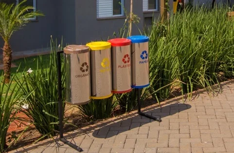 Lixeiras para descarte seletivo nas áreas comuns